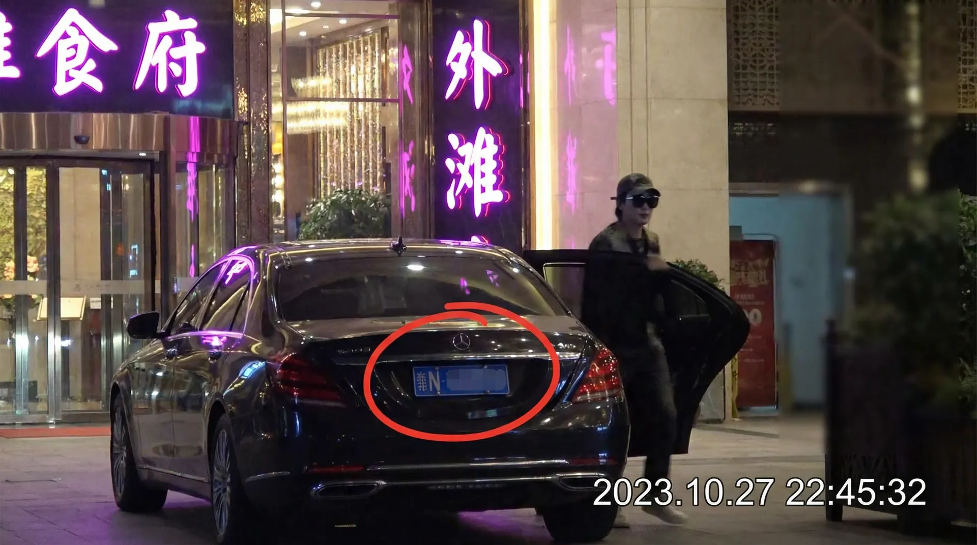 51视频 - 热门视频与首页内容汇总 - 豪车餐厅外偷拍